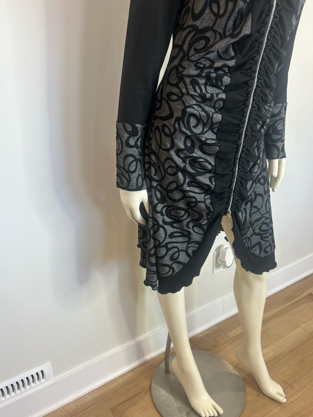Gorgeous Black and Gray Ruffle-Trim Zip-Front Tunic❤️M - Picture 8 of 14